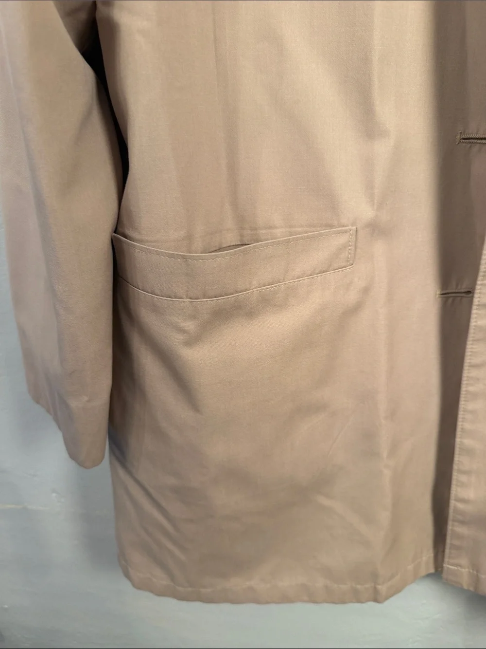 London Fog Womens Light Tan Single-Breasted Trench Coat size 8. Medium lenght